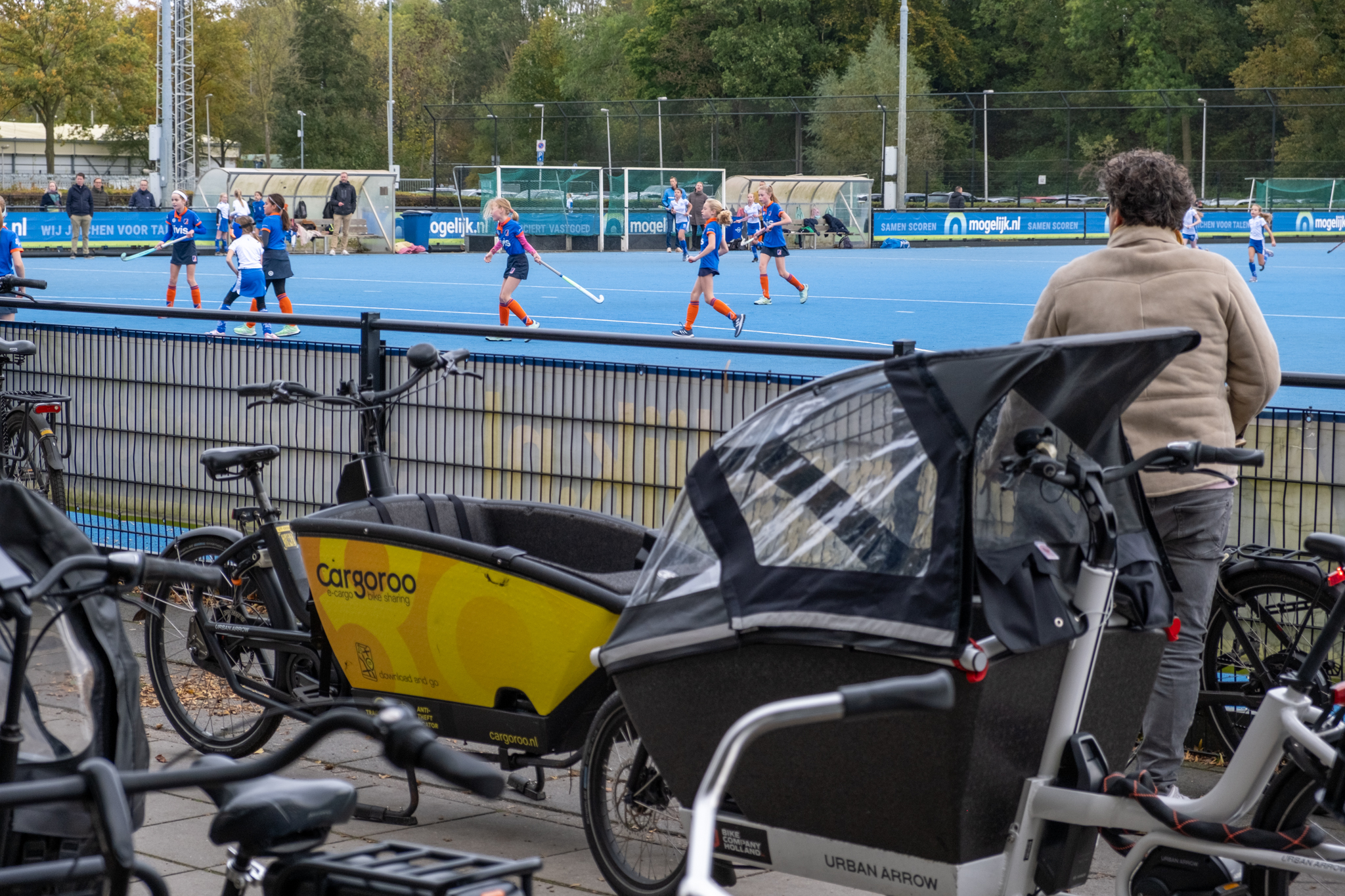 Met de deelbakfiet naar hockey